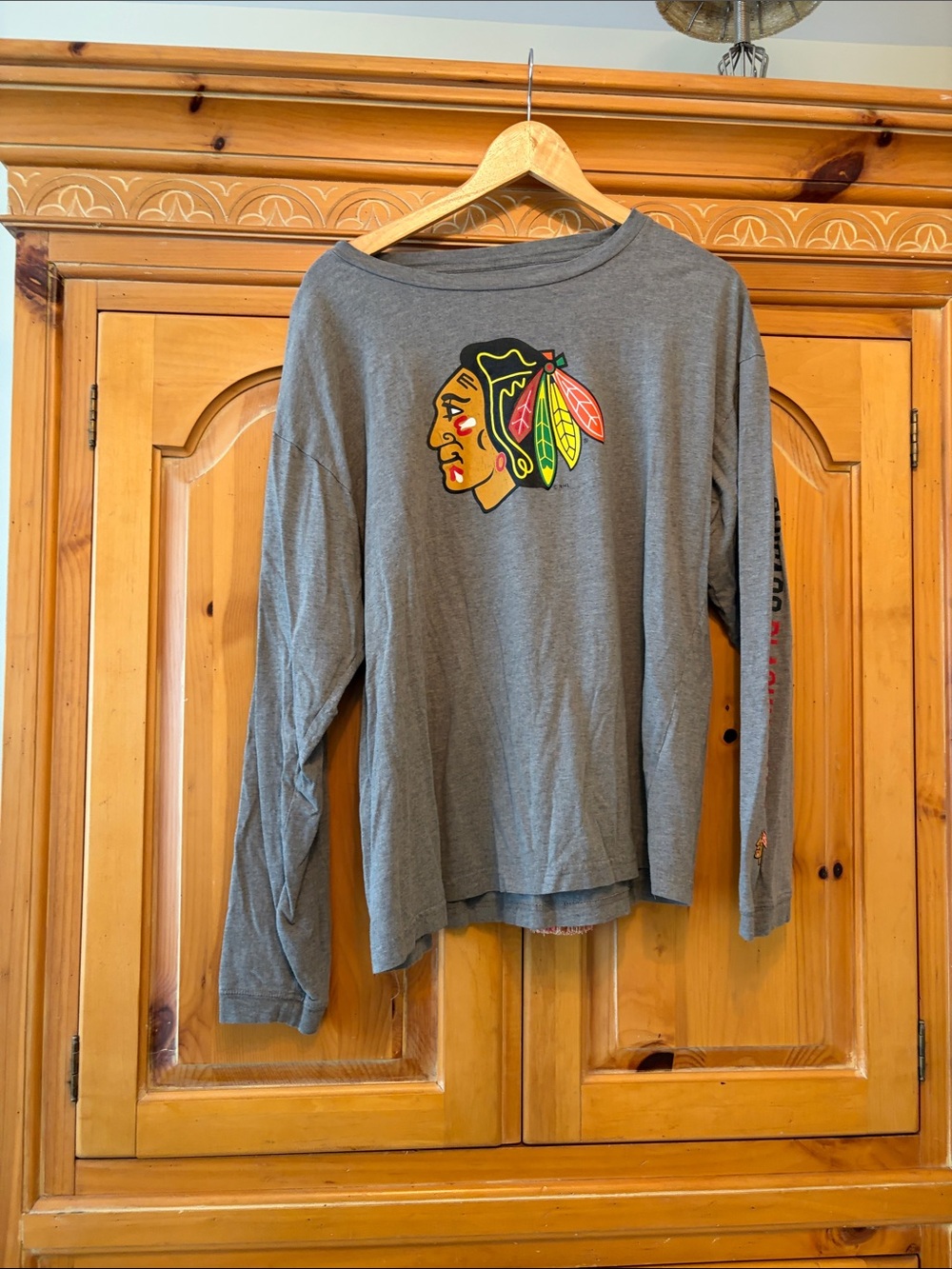 NHL Gray Long-Sleeve Tee with Colorful blackhawks Logo